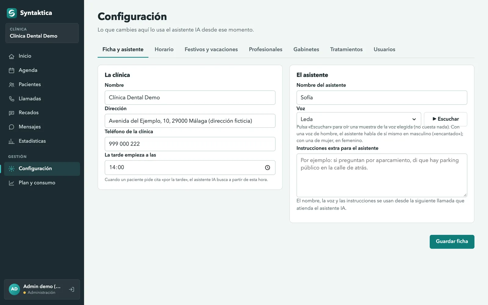 Configuración del asistente: nombre, voz con botón para escucharla e instrucciones extra, junto a los datos de la clínica